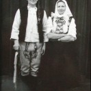 Tetka Kováče ako svadobná manka so starým svatom, kšiňanská svadba, Bratislava, 1971