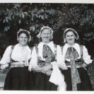 Tetka Kováče (v strede) s ďalšími prvými členkami folklóru