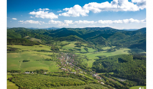 Kšinná a Závada pod Čiernym vrchom z vtáčej perspektívy 