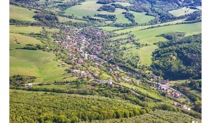 Kšinná a Závada pod Čiernym vrchom z vtáčej perspektívy