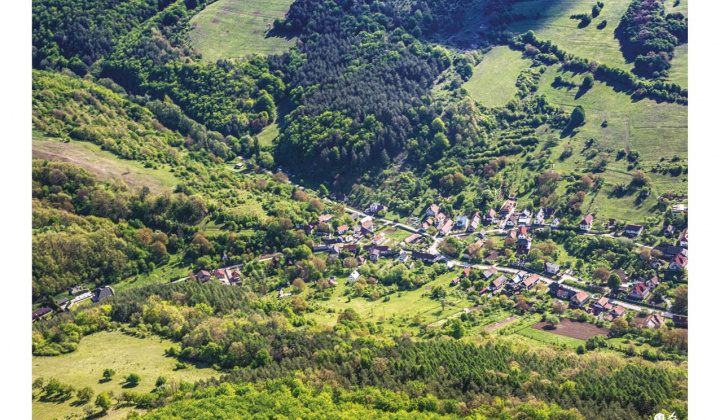 Kšinná a Závada pod Čiernym vrchom z vtáčej perspektívy