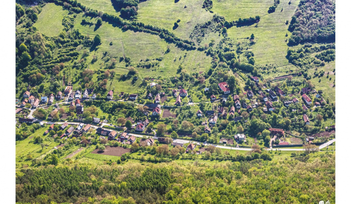 Kšinná a Závada pod Čiernym vrchom z vtáčej perspektívy
