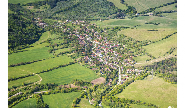 Kšinná a Závada pod Čiernym vrchom z vtáčej perspektívy