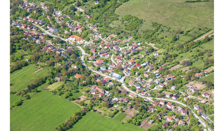 Kšinná a Závada pod Čiernym vrchom z vtáčej perspektívy