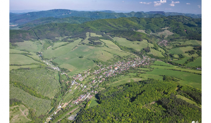 Kšinná a Závada pod Čiernym vrchom z vtáčej perspektívy