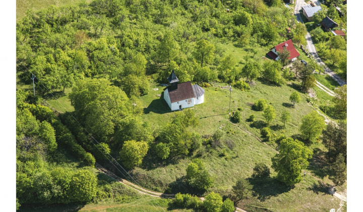 Kšinná a Závada pod Čiernym vrchom z vtáčej perspektívy