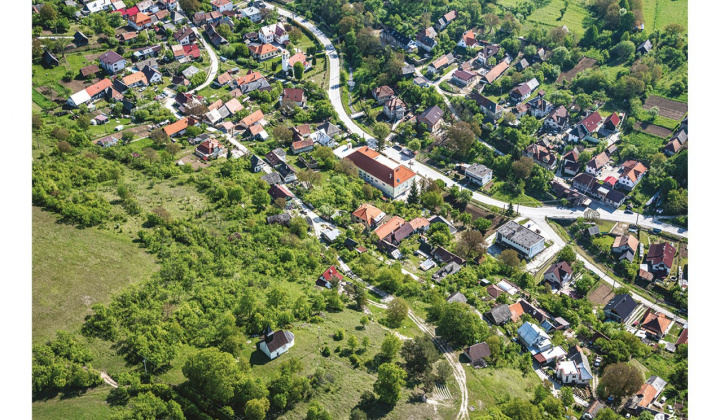Kšinná a Závada pod Čiernym vrchom z vtáčej perspektívy