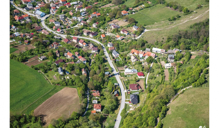 Kšinná a Závada pod Čiernym vrchom z vtáčej perspektívy