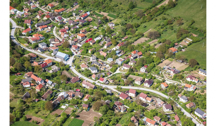 Kšinná a Závada pod Čiernym vrchom z vtáčej perspektívy