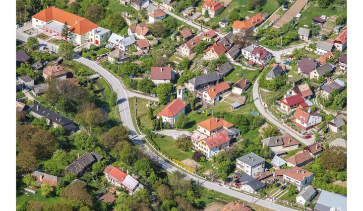 Kšinná a Závada pod Čiernym vrchom z vtáčej perspektívy