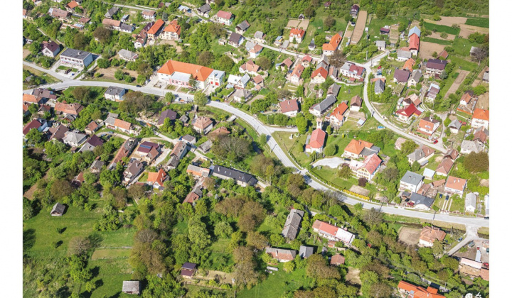Kšinná a Závada pod Čiernym vrchom z vtáčej perspektívy