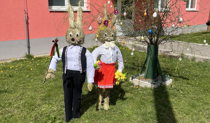 Veľkonočná výzdoba pred kultúrnym domom