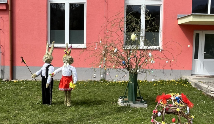 Veľkonočná výzdoba pred kultúrnym domom