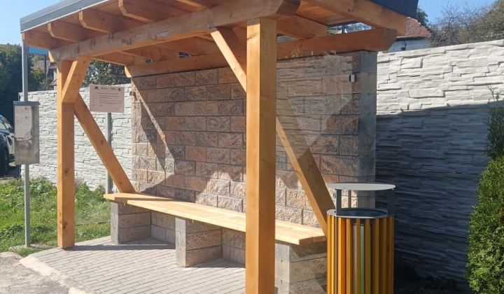 Projekty / Rekonštrukcia autobusových zastávok a verejného priestranstva v obci Kšinná - foto