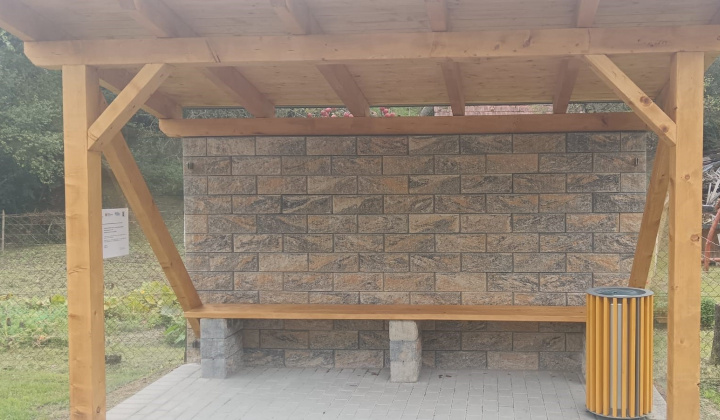 Projekty / Rekonštrukcia autobusových zastávok a verejného priestranstva v obci Kšinná - foto