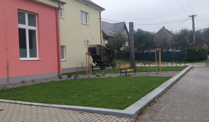 Projekty / Rekonštrukcia autobusových zastávok a verejného priestranstva v obci Kšinná - foto