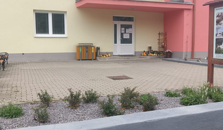 Projekty / Rekonštrukcia autobusových zastávok a verejného priestranstva v obci Kšinná - foto